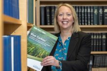 Urraim tugtha don Dr Fiona Grant ó Fhoras na Mara agus Gradam Alumni Ollscoil na Gaillimhe bronnta uirthi