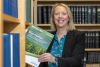 Urraim tugtha don Dr Fiona Grant ó Fhoras na Mara agus Gradam Alumni Ollscoil na Gaillimhe bronnta uirthi